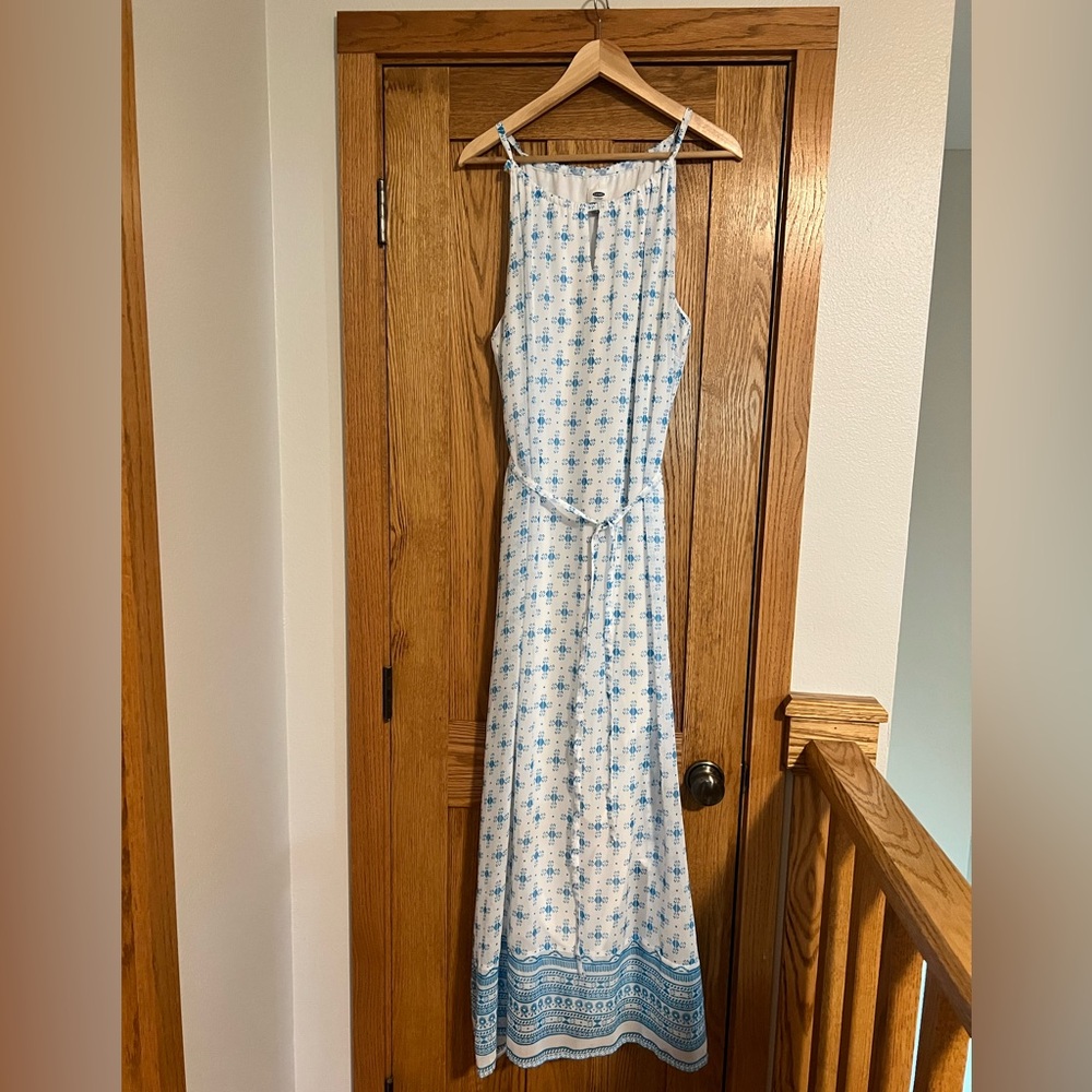 Old Navy loose fit Maxi dress XL white and aqua like new. keyhole neck style.